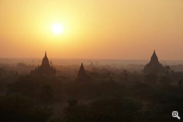 Sonnenaufgang in Bagan vom Dach einer Pagode