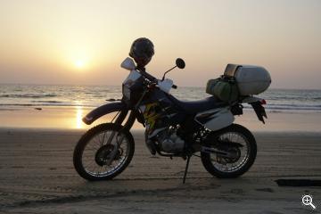 Motorradfahren am Ngwe Saung Beach, Myanmar