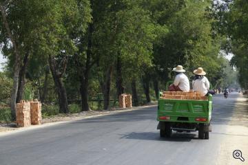Burmesen auf Lastwagen mit Ziegeln