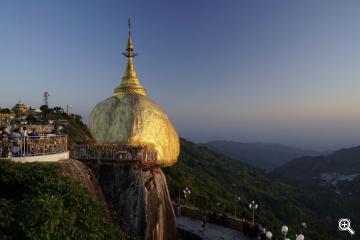 Mt. Kyaiktiyo mit dem Goldenen Felsen - Burma