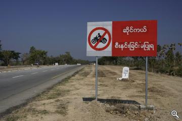 Verbotsschild für Motorräder in Burma