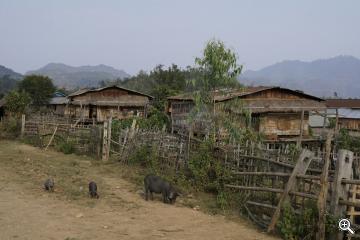 Kleines Dorf am Strassenrand in Burma