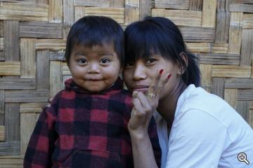 Burmesische Mutter mit Kind