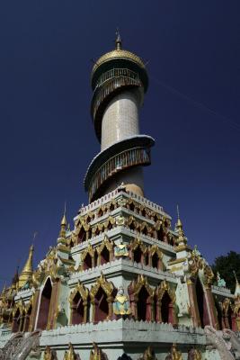 Turm mit Wendeltreppe in der Thanboddhay Pagoda