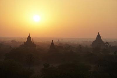 Sonnenaufgang in Bagan vom Dach einer Pagode