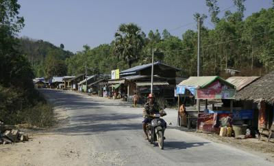 Burma, Dorf am Strassenrand
