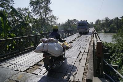 Myanmar - über eine Brücke mit Holzdielen
