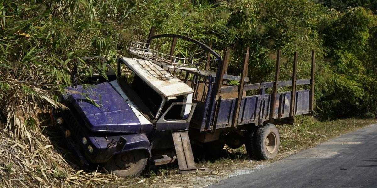 Schrottreifer Lastwagen am Strassenrand, Burma