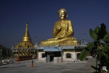 Großer Buddha südlich von Mandalay