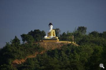 Buddhastatue auf Hügel, Myanmar 