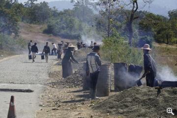 Strassenarbeiter in Burma