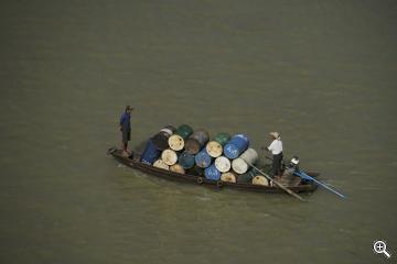Kahn mit Ölfässern auf dem Irawaddy