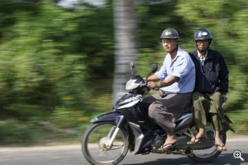 Burmesen auf Motorrad