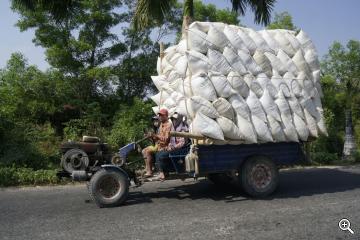 Lastwagen mit Reissäcken in Burma