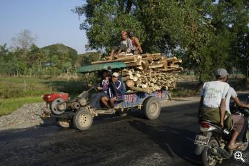 Mit Holz beladener Lastwagen in Burma