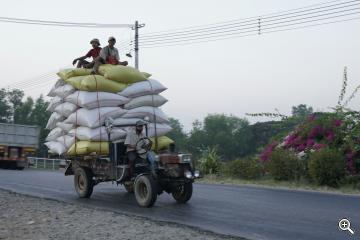 Mit Reissäcken beladener Lastwagen in Burma