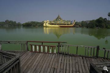 Kandawgyi See mit dem Karaweik Palace in Rangun