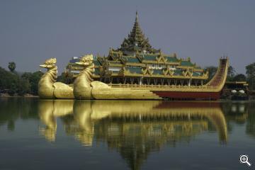 Der Karaweik Palace in Rangun, Myanmar