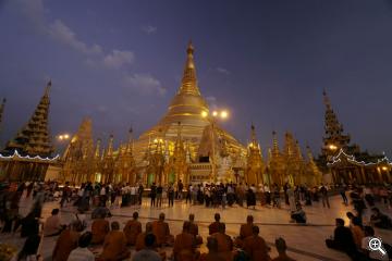 Buddhistischer Mönche an der Shwedagon Pagoda in Rangun