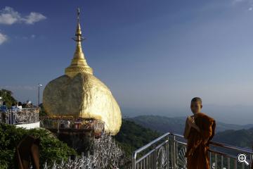 Buddhistischer Mönch am Goldenen Felsen - Myanmar