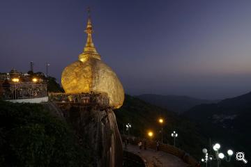 Der Goldenen Felsen in Burma bei Nacht