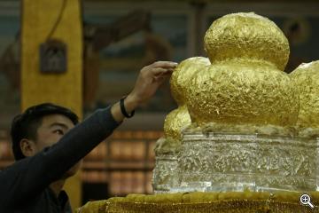 Mit Blattgold überzogene Buddhastatuen in der Phaung Daw Oo Pagode am Inle See, Burma