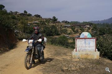 Mit dem Motorrad in einem Bergdorf in Burma