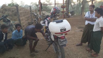 Mechaniker mit Motorrad in Burma