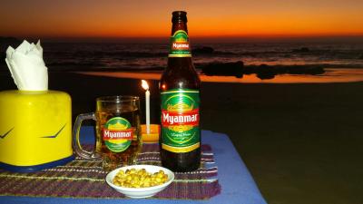 Sonnenuntergangsbier am Ngapali Beach