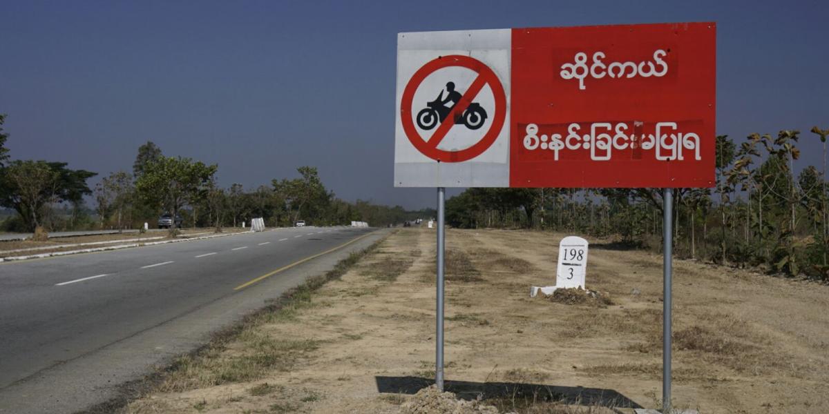 Verbotsschild für Motorräder in Burma
